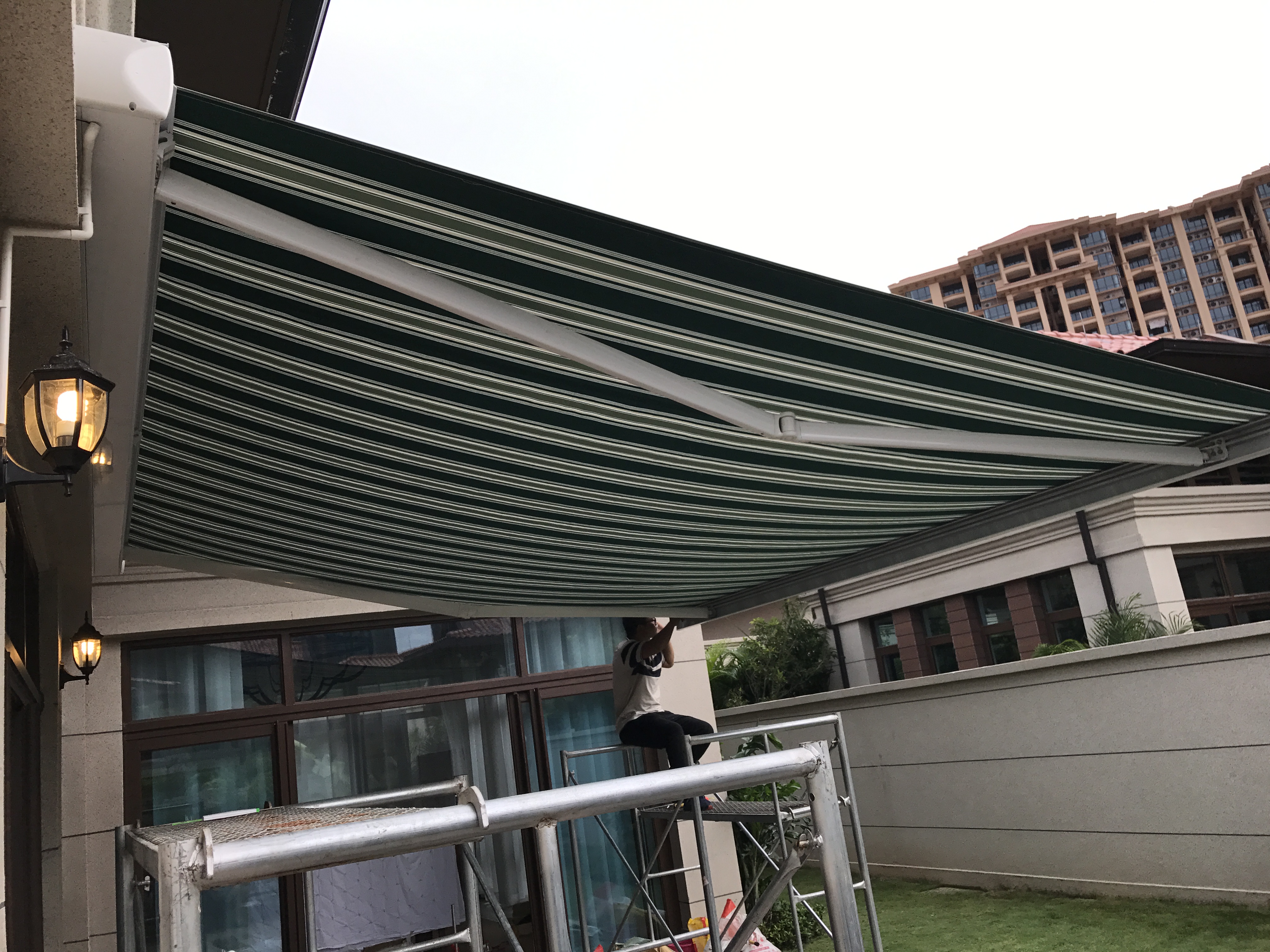 Outdoor Garden Patio Garage Metal Aluminum Waterproof Retractable Vertical Electric Awning